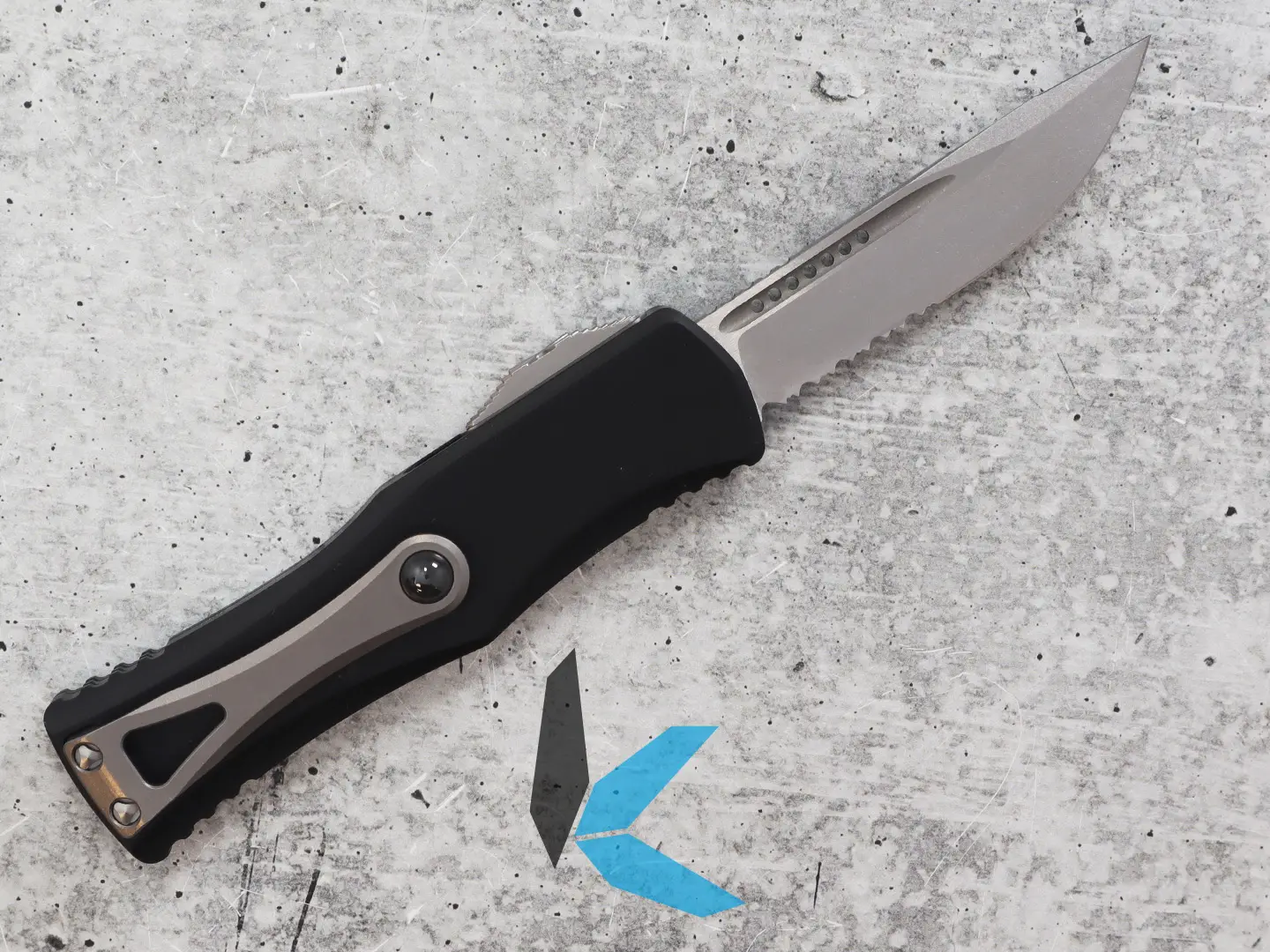 Microtech Hera Auto Stonewash Serrated 703-11 Automatic OTF Knife - Image 2