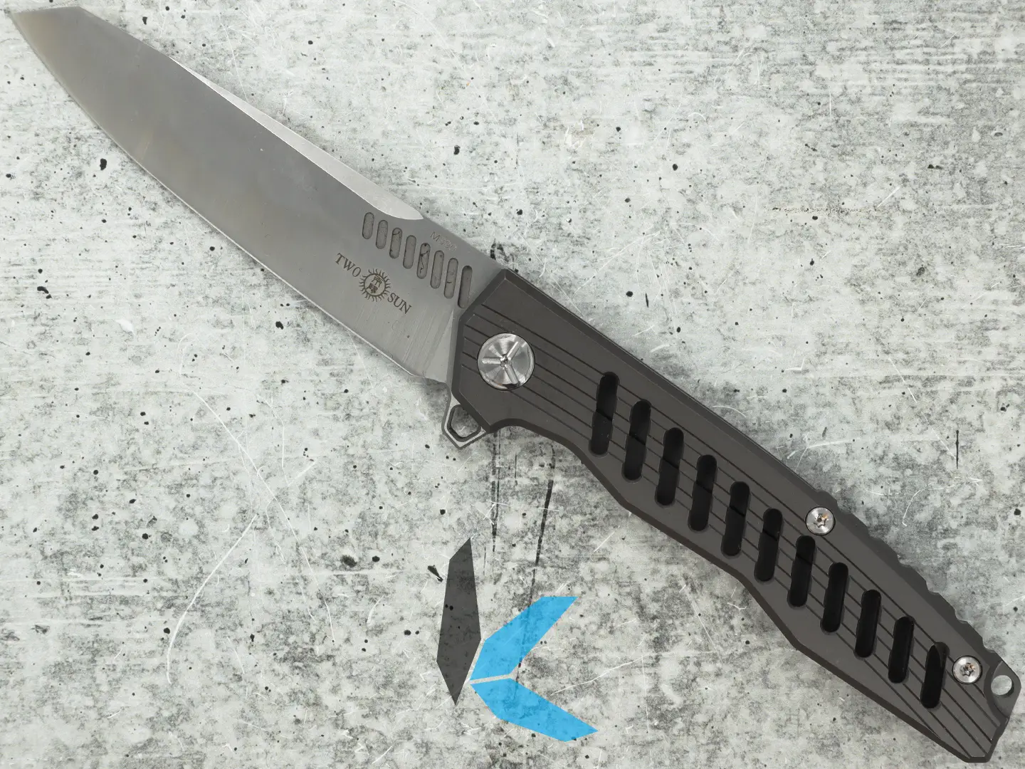 Used Two Sun Folding Pocker knife with Flipper, and M390 Blade Steel - Image 2