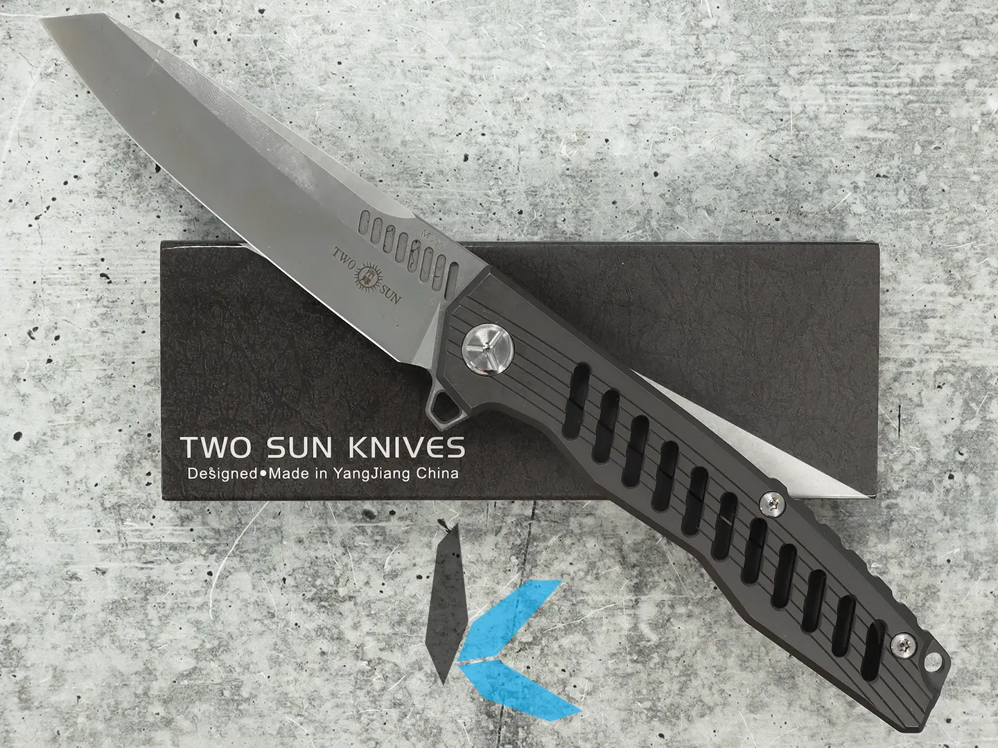 Used Two Sun Folding Pocker knife with Flipper, and M390 Blade Steel